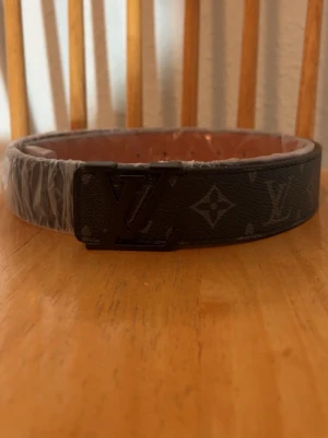 L-v bälte Svart  - Säljer ett helt nytt riktigt snyggt svart L-v bälte.  Med L-v loggan runt om bältet 