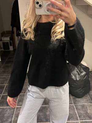 Svart stickad tröja från arket - Mysig svart stickad tröja från arket med rund halsringning och långa ärmar. Enkel och stilren design som funkar till allt. Alpacka och ull blandning 