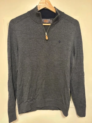 Grå merinoull half zip från Morris - Grå merino john half zip från morris Mycket fint skick, inga defekter 100% Säljer då jag inte använder den längre.