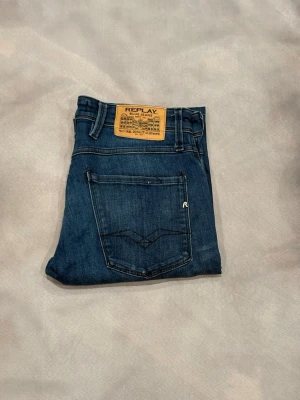 Replay Anbass  - Mörkblå replay anbass jeans | Skick - 9/10 - använda ett fåtal gånger | Stolrek - W31 L32 | Nypris - 1800kr+ | Hör av er vid frågor eller funderingar 🙌