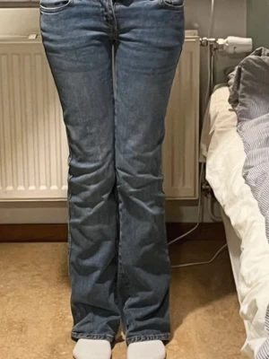 Blå bootcut jeans med låg midja - Jättefina low bootcut jeans från Lager 157! Strl S!💓