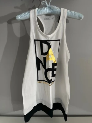 Träningslinne - Vit träningslinne med tryck i stl. 158/164