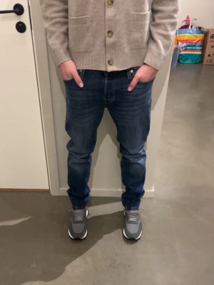 Blå Jack Jones jeans - Tja! Säljer ett par jack Jones jeans Tim. Storlek 30/32. Nypris 799kr. Modellen är 181cm och väger 70kg