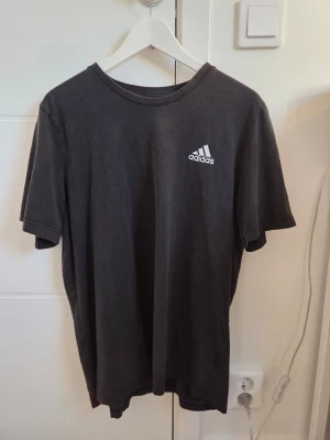 Svart Adidas T-shirt - Svart t-shirt med Adidas logga på bröstet.