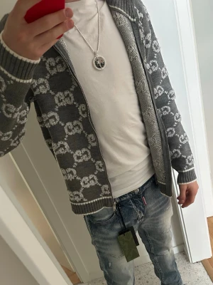 Gucci Kofta - Grå/Vit - Snygg ull Gucci tröja i storlek S. Sitter perfekt som ni ser på bilden. Tagsen är kvar och kvaliteten är perfekt. Pris kan diskuteras vid snabb affär