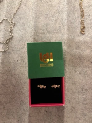 Silver örhängen från l8hasselblad - Jätte söta örhängen från l8hasselblad i silver 925!