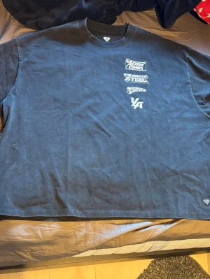 Svart Superman t-shirt från YoungLA - Svart t-shirt från YoungLA med stor Superman-tryck på ryggen och mindre loggor framtill. Oversized fit med korta ärmar och rund hals. Grym design med färgstark Superman-grafik och texten 'YoungLA' på ryggen. Tillverkad i mjuk bomull. Säljer då den var för stor för mig. Fick den i julklapp och är endast testad.