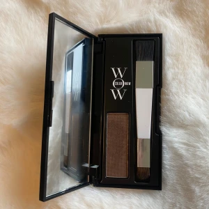 Color Wow Root Cover Up - Medium Brown - Color Wow Root Cover Up är ett unikt mineralpuder som döljer utväxt. Root Cover Up passar perfekt för dig som vill täcka grått hår, annan utväxt eller för att fräscha upp slingor eller ge intryck av ett tjockare och fylligare hår. För dig med tunt hårfäste eller flikar i håret kan pudret även användas för att ge intryck av ett tjockare och fylligare hår.