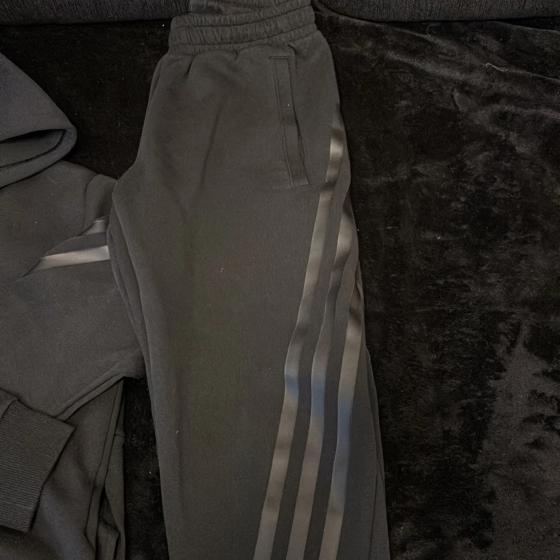 Svart hoodie och byxor ( SET) - 3