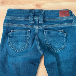 Pepe Jeans - Hej säljer fina jeans åt min syrra | Blåa Pepe Jeans 25/32 passar runt 165cm | Använda endast fåtal gånger | Model Venus och lowaist straight | Nypris runt 1000kr 😊