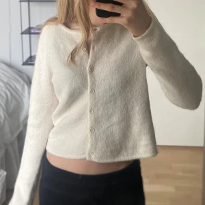 Vit kofta - Säljer en vit kofta från Gina med knappar, i en lite kortare modell. Materialet är en ullblandning så den är ganska varm, perfekt nu till vintern. Säljer då den aldrig används 💗