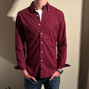 Ralph Lauren Skjorta (Enfärgad) - Hej! Säljer nu min fina Ralph Lauren-skjorta i storlek S (Slim Fit). Färg : Vinröd 🍷 Modellen är 178cm lång. Skjortan är i bra skick och passar året om. Nypris cirka 1600 kr, ställ gärna frågor ✅ 