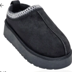 Svarta skor - svarta uggs likande skor, köpta på lager 157 aldrig använda , säljer då de va för små för mig 