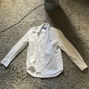 Ralph lauren skjorta  - Säljer en Ralph lauren skjorta använd någon få gång så i väldigt fint skick det står att den är i storlek 14-16 men är inte helt säker jag är 182 och  15 år och passar bra i armarna med kort och tajt vid midjan       Hör av er vid frågor kan säljas billigare vid snabb affär    SKICK 9/10🤩