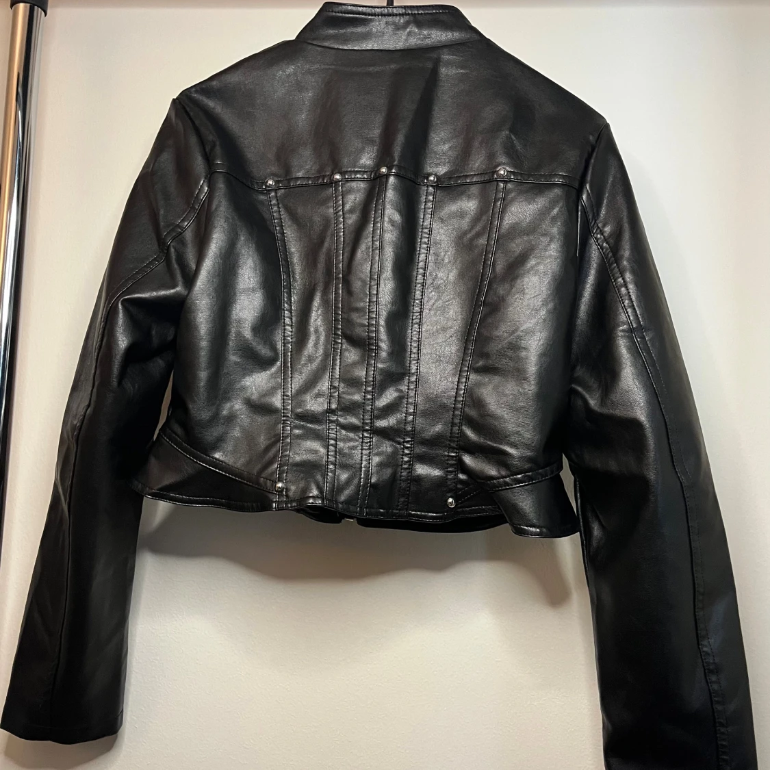 Svart croppad skinnjacka med dragkedja - 2