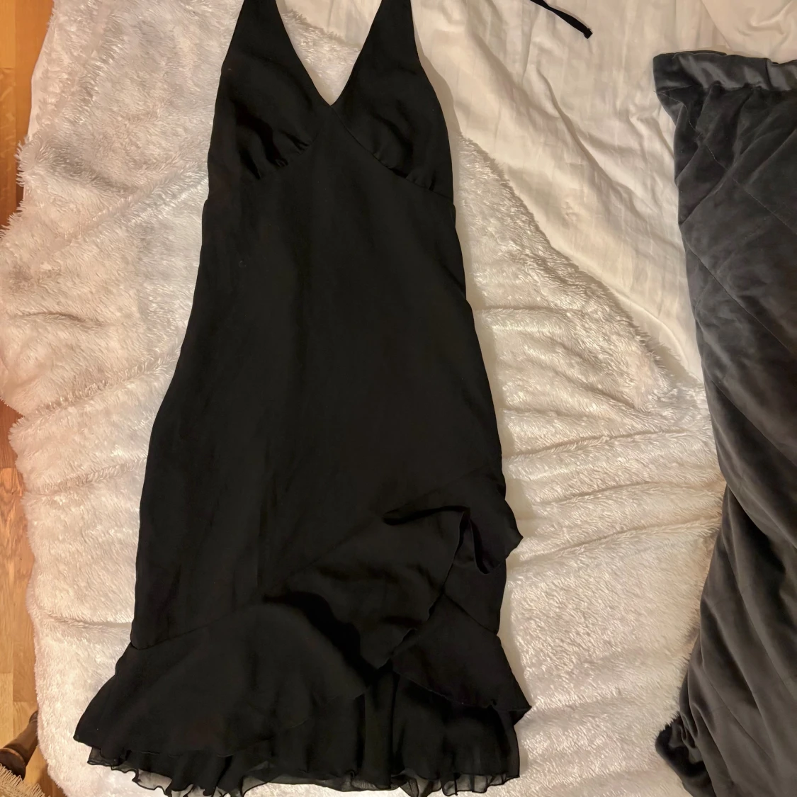 Svart klänning med volang