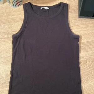 Tre ribbade linnetoppar i olika färger - Säljer tre helt nya ribbade linnen i storlek S. Priset kan diskuteras och skriv om du vill köpa en tröja eller två separat. Blå,grå och svart.