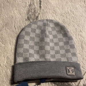 Grå rutig mössa  - Dm vid intresse 