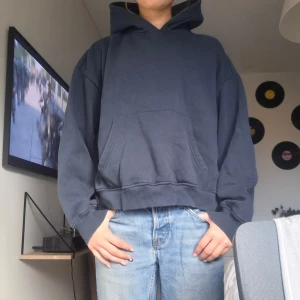 Mörkblå hoodie från 157, storlek M - En enkel och stilren mörkblå hoodie från 157 i storlek M. Tröjan har huva, känguruficka framtill och långa ärmar. Små tecken på användning