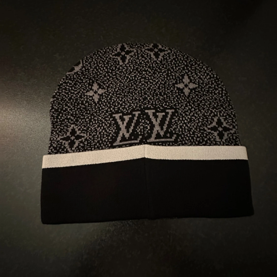 Svart och vit mössa Tiktok:Marknads.closet - 2