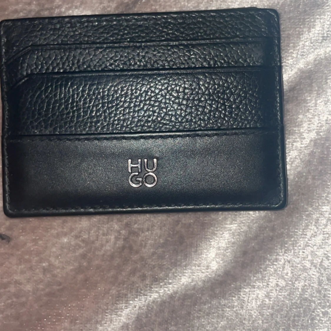 Svart kortfodral från Hugo