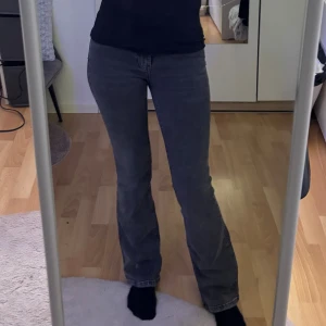 Mörkgråa bootcut jeans - Snygga mörkgråa bootcut jeans med låg midja. Har använt dom några gånger men annars är dom i väldigt bra skick. Köparen ansvarar för frakten. 