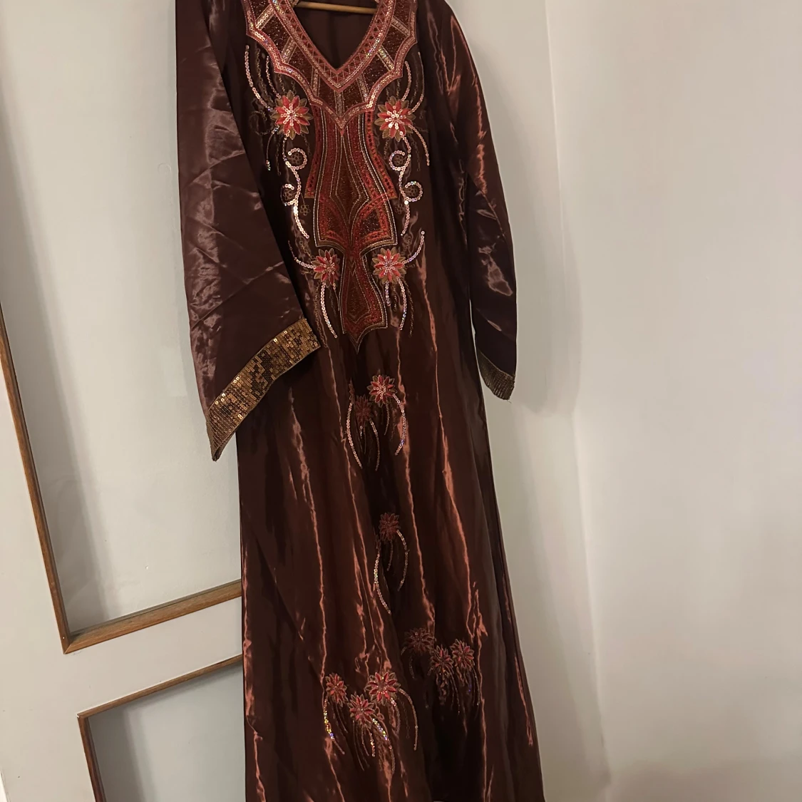 Brun långklänning med broderi och paljetter - 2