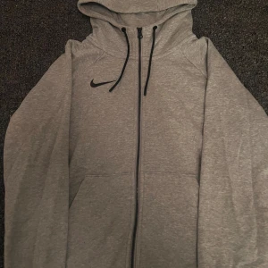 Grå Kofta från Nike - Bara testat 1 gång den är inprincip ny 