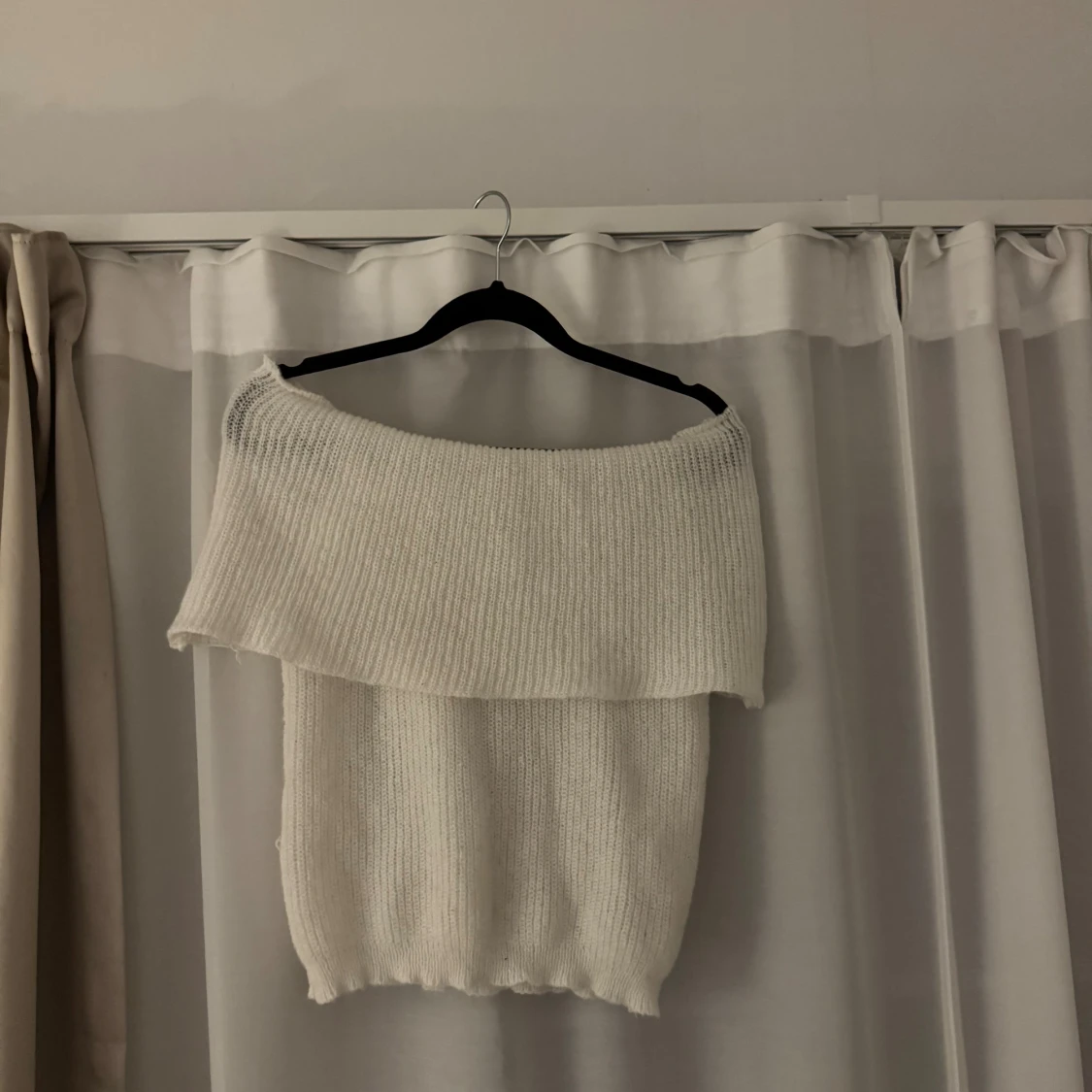 Vit offshoulder stickad tröja