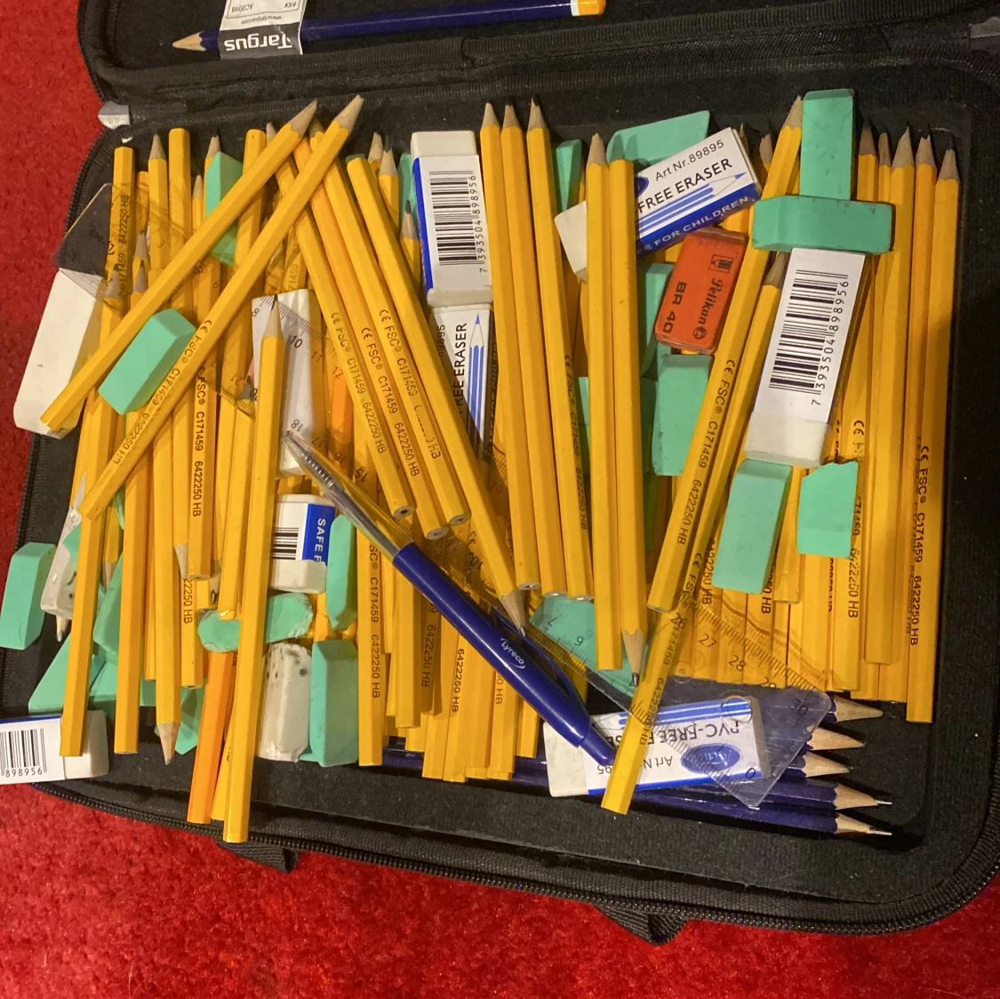 100+ pennor och 50+ sudd