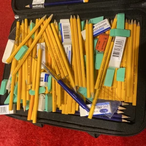 100+ pennor och 50+ sudd - Perfekt för skolan