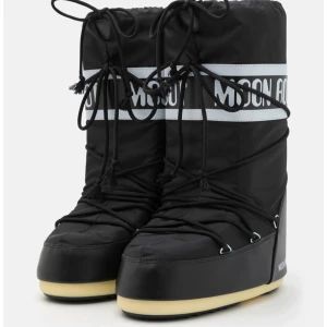 Moonboots  - Säljer mina moonboots som jag använt 1 vinter. Dem är i storlek 38-40 och är super varma på sitter bra. Skorna skickas med deras box och påse. Skriv privat för bilder 