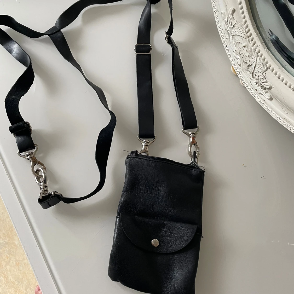 Svart axelväska i skinn från Unipörs