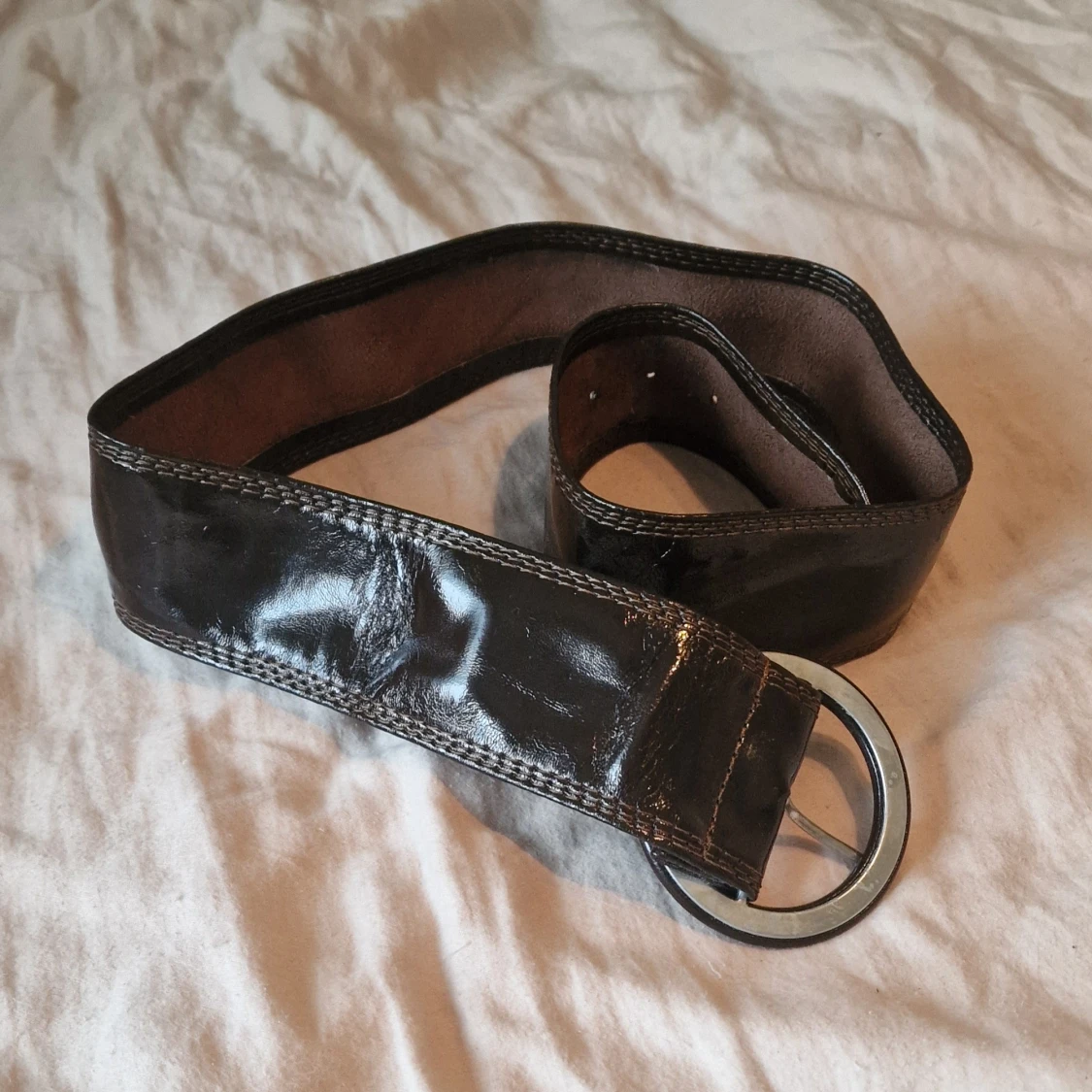 Brett brunt skärp med rund spänne