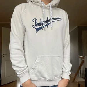 Peak performance hoodie - Tja säljer nu min riktigt snygga hoodie ifrån peak performance ❗️ Storlek S❗️hör av er vid fler funderingar 🙏🏼