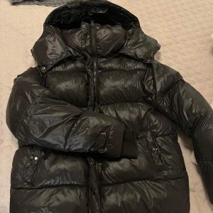 Vinterjacka  - Säljer denna jättefina jackan som jag köpte hör på Plick i jättebra skick (förutom en defekt på hängaren vid lappen, se bild). Den var tyvvär för stor så säljer för 750 men nypris är 1000. Jackan är från bik bok och är i storlek S❤️liknar en väldigt populär jacka. 😉