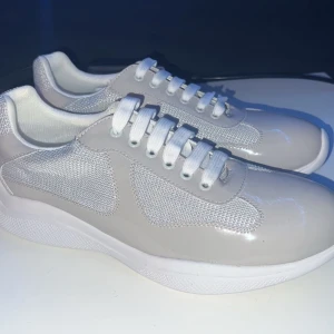 Vit gråa skor - Tja! Säljer ett par stilrena skor från Pr@đã. De är knappt använda, väldigt bekväma och passar till det mesta – både till vardags och fest. Riktigt bra kvalitet och ser nästan helt nya ut!