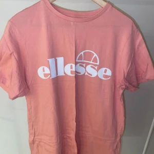 Ellesse t-shirt  - Ljusrosa t-shirt från Ellesse. Aldrig använd, står att det är en storlek L men skulle säga den är mer som en storlek S! Skriv för fler bilder 