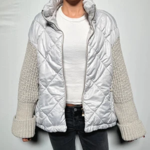 Quiltad jacka  - Säljer denna jacka från Secondlayer.bc!! 💓💓köpt för 1000kr!