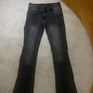 Bershka jeans - Köpt från bershka. Minns inte vilken storlek men tror 36. Passar xs/s.