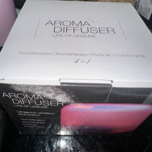 Aroma Diffuser Life of Leisure 500ml - Aroma Diffuser Life of Leisure. Den har ultraljudsvibration, atomisering, befuktning, aromaterapi, renar luften och har en färg lampa. Kapacitet 500ml. färgade lampor och ultraljudsteknik. Fungerar som luftfuktare, luftrenare och aromaterapi. Flera timerinställningar och justerbar dimma. Perfekt för dig som vill ha ett ljuvligt hem med god doft och ren luft, eller varför inte ge bort som present 🎁 
