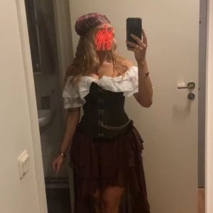 Pirat kostym  - Säljer en komplett piratoutfit! Kjol, bandana, halsband, korsett, topp och det finns även en klassisk pirathatt. Inköpsvärdet ligger på 900kr, säljer för 800.  Använt den i 4h, prislappar är kvar :) från missguided och shein. 
