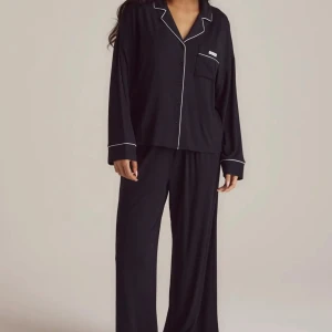 Lounge pyjamas intressekoll - Endast använda fåtal gånger, i nyskick men kommer inte till användning.Nypris 975kr, skriv för fler bilder, pris går att diskutera!