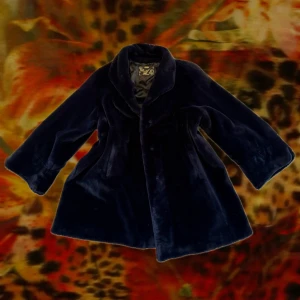 Mörkblå pälsjacka från M&D Paris 1960 - Säljer en snygg mörkblå pälsjacka från M&D Paris med bred krage och generös passform. Jackan har en mjuk och lyxig känsla, är helfärgad och har långa ärmar. Perfekt för dig som vill ha en cool och elegant look under kalla dagar.1960 tal! 