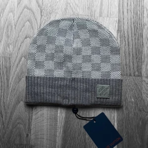 Esklusiv grå mössa - Aldrig använd!!