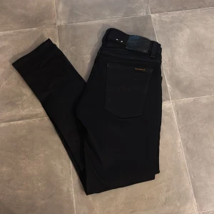 Nudie jeans Tight Terry  - Tja, säljer dessa Nudie jeans i mycket bra skick. Storleken är 31/30 och passar perfekt för dig som är 162-170. Nypris på dessa ligger runt 1600 och mitt pris är 250. Om ni har frågor eller funderingar är det bara att höra av sig 🤩🙌