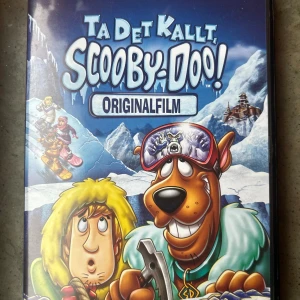 Ta det kallt Scooby doo! DVD - Följ med Scooby-Doo och Shaggy på ett spännande äventyr i Himalaya. Denna DVD innehåller originalfilmen 'Ta det kallt, Scooby-Doo!' med extra material. Perfekt för barn och familjer som älskar mysterier och spänning.  Finns på språk: Svenska, Danska, Norska, Engelska   OBS!! skivorna är begagnade så det kan förekomma repor/hairlines på skivorna, men då jag kollar igenom alla filmer jag säljer garanterar jag att alla funkar felfritt om inget annat står! :)