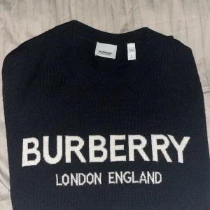 Stickad Burberry tröja  - Tröjan är i strl M, köpt på NK för 10 000kr. Sparsamt använd i fint skick👍🏼😃kvittot är tyvärr borttappat.
