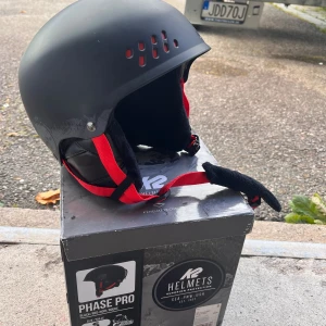 Skidhjälm S - Svart/mörkblå K2 Phase Pro skidhjälm. Helt oanvänd i storlek S (51-55cm). I originalförpackning! Djur och rökfritt hem!  Nypris: 1000kr