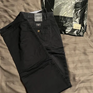 GANT chinos - Helt nya (med prislapp) gant herr chinos i 38x36. W= 38 & L= 36. I marinblå. Väldigt elegant och fin som passar till allt.   Fråga inte om bilder på, för detta är inget som passar mig😅